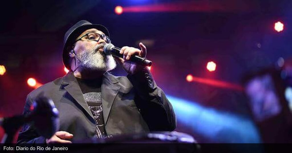 Jorge Aragao se apresentando em show de samba