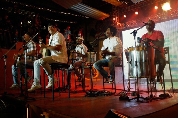 Grupo de pagode se apresentando ao vivo