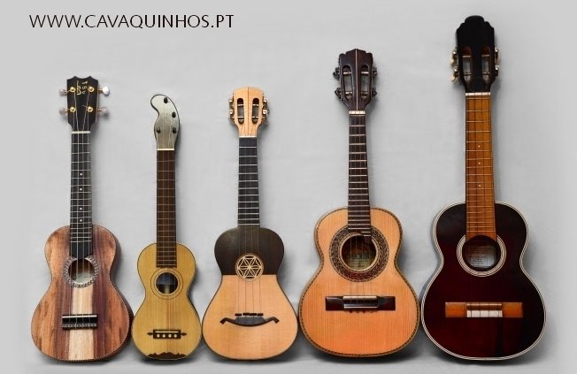 Cavaquinhos expostos em museu de instrumentos musicais