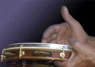 Pandeiro tocado à mão, instrumento tradicional do samba