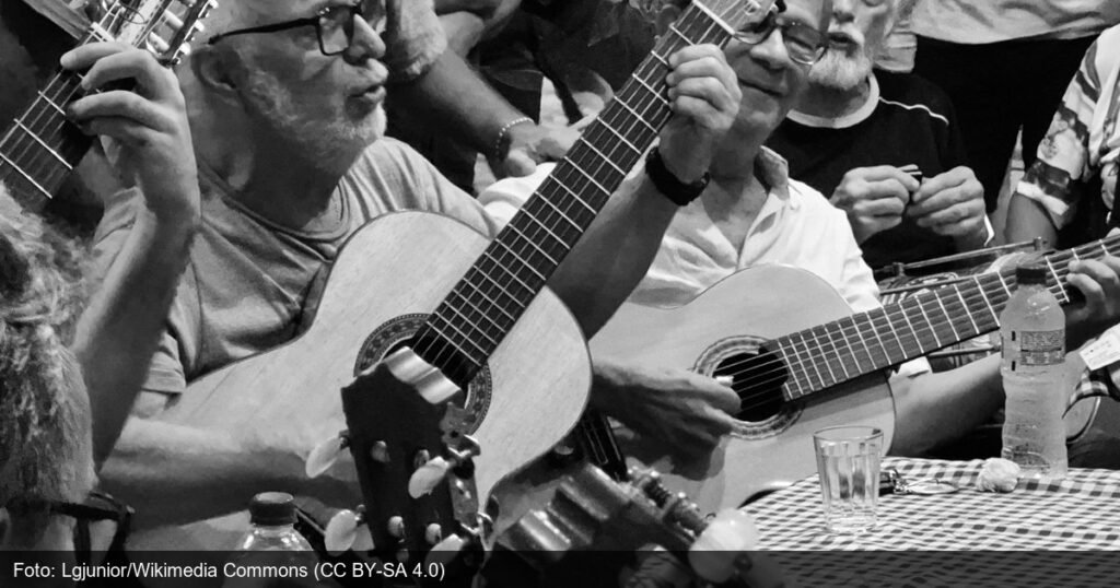 Roda de samba tradicional no bar Bip Bip, em Copacabana, Rio de Janeiro