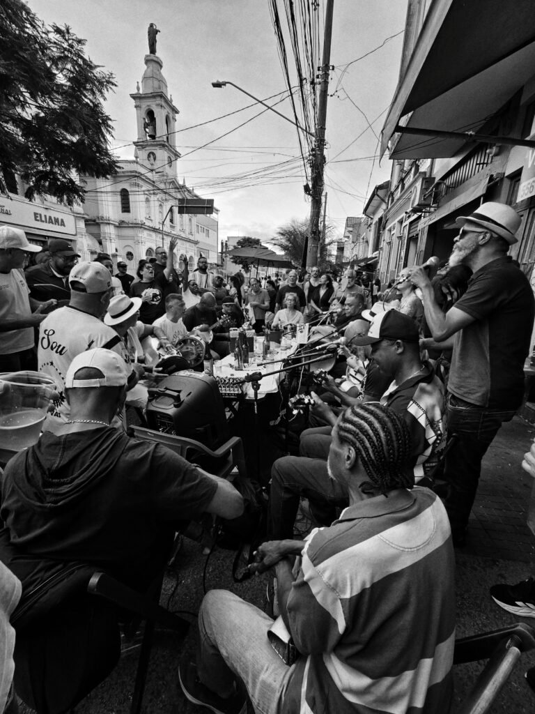 Roda de samba de rua, tradicao viva da cultura do samba