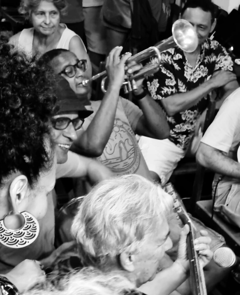 Musicos reunidos em uma roda de samba